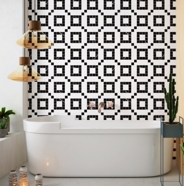 Dinding kamar mandi dengan ubin mozaik hitam dan putih